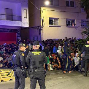"118 millones de euros para acogida humanitaria en Ceuta, 7,1 para la Policía y 8 para la Guardia Civil, sin capacidades de seguridad, malviviendo y mal cobrando, solo podemos congratularnos"