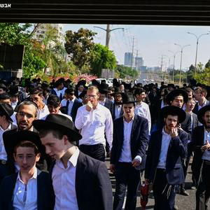 מפגין חרדי: "אנחנו במלחמה על יהדותנו"