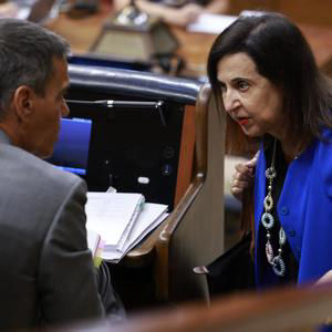 "Margarita Robles demostró su enfado con Sánchez sentada y sin aplaudir, lo que no sé es por qué mañana va a seguir trabajando como ministra de Defensa"