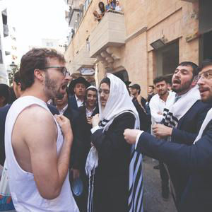 המפגינים, היריקות והקללות: ניר צדוק עשה שבת בקפה בסמטה, המעוז החדש של מלחמת הדת