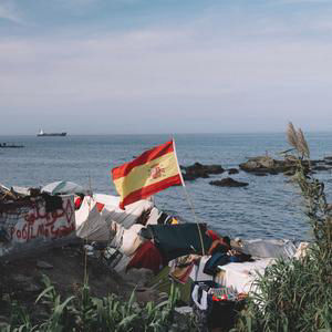 Raquel, dueña de una tienda en Ceuta: "La venta de banderas de España se ha multiplicado. Este año la Hispanidad es muy especial; reivindicando nuestro orgullo de ser españoles"